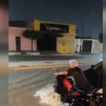 moradores-tentam-impedir-que-motos-sejam-arrastadas-durante-fortes-chuvas-em-mauriti,-no-ceara