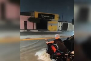 moradores-tentam-impedir-que-motos-sejam-arrastadas-durante-fortes-chuvas-em-mauriti,-no-ceara