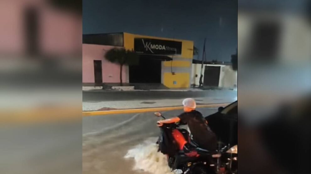 moradores-tentam-impedir-que-motos-sejam-arrastadas-durante-fortes-chuvas-em-mauriti,-no-ceara