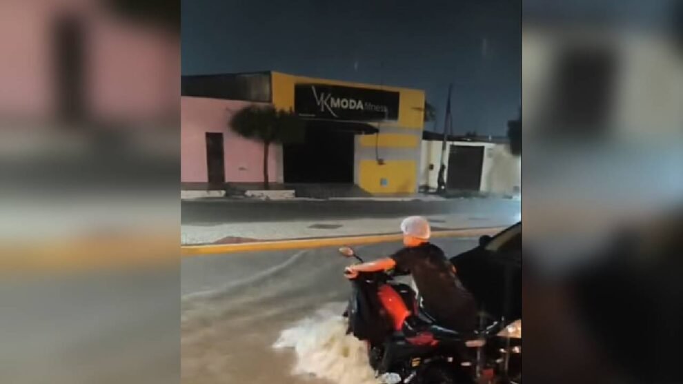 moradores-tentam-impedir-que-motos-sejam-arrastadas-durante-fortes-chuvas-em-mauriti,-no-ceara