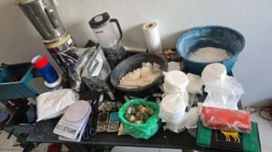 policia-militar-desativa-laboratorio-de-drogas-e-prende-dois-homens-no-bonsucesso,-em-fortaleza