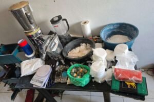 policia-militar-desativa-laboratorio-de-drogas-e-prende-dois-homens-no-bonsucesso,-em-fortaleza