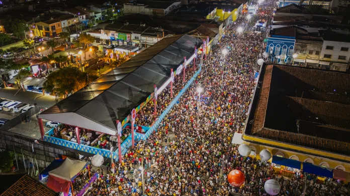 aracati-reune-210-mil-folioes-e-supera-publico-da-abertura-no-carnaval-2026