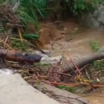 acude-transborda-e-estrada-fica-destruida-apos-chuva-de-135-mm-em-ipaporanga,-no-ceara