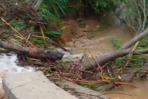 acude-transborda-e-estrada-fica-destruida-apos-chuva-de-135-mm-em-ipaporanga,-no-ceara