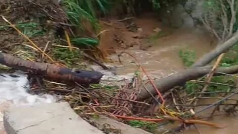 acude-transborda-e-estrada-fica-destruida-apos-chuva-de-135-mm-em-ipaporanga,-no-ceara
