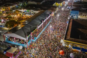 aracati-reune-210-mil-folioes-e-supera-publico-da-abertura-no-carnaval-2026
