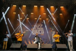 carnaval-em-guaramiranga-atrai-centenas-de-visitantes-com-shows-de-jazz,-blues-e-chorinho