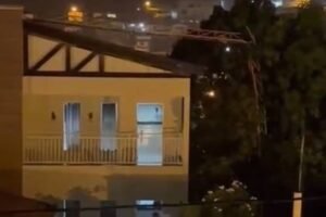 raio-atinge-antena-de-radio-e-torre-desaba-sobre-duas-casas-durante-chuva-em-oros,-no-ceara