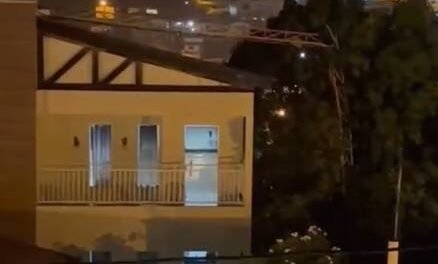 raio-atinge-antena-de-radio-e-torre-desaba-sobre-duas-casas-durante-chuva-em-oros,-no-ceara