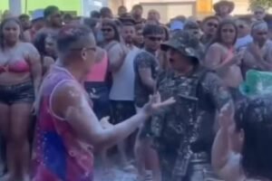 foliao-e-preso-apos-goma-atingir-policiais-durante-tradicional-mela-mela-de-carnaval-em-praia-do-ceara