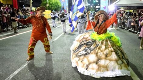 ultimo-dia-de-desfiles-na-domingos-olimpio,-em-fortaleza,-tera-afoxes-e-escolas-de-samba,-nesta-terca-(17)