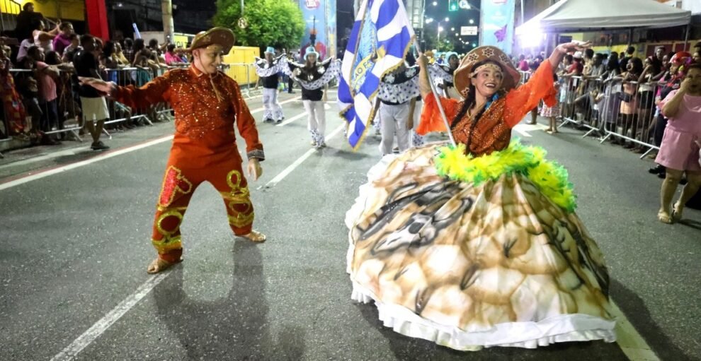 ultimo-dia-de-desfiles-na-domingos-olimpio,-em-fortaleza,-tera-afoxes-e-escolas-de-samba,-nesta-terca-(17)