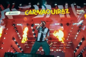 show-de-henry-freitas-no-carnaval-de-aquiraz-reune-100-mil-pessoas,-com-direito-a-banho-de-caminhao-pipa