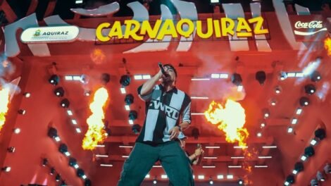 show-de-henry-freitas-no-carnaval-de-aquiraz-reune-100-mil-pessoas,-com-direito-a-banho-de-caminhao-pipa