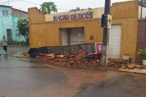 fachada-de-igreja-evangelica-desaba-apos-fortes-chuvas-na-cidade-de-crato,-no-ceara