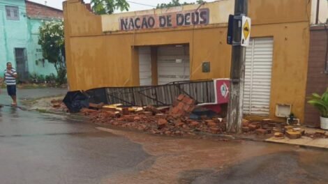 fachada-de-igreja-evangelica-desaba-apos-fortes-chuvas-na-cidade-de-crato,-no-ceara