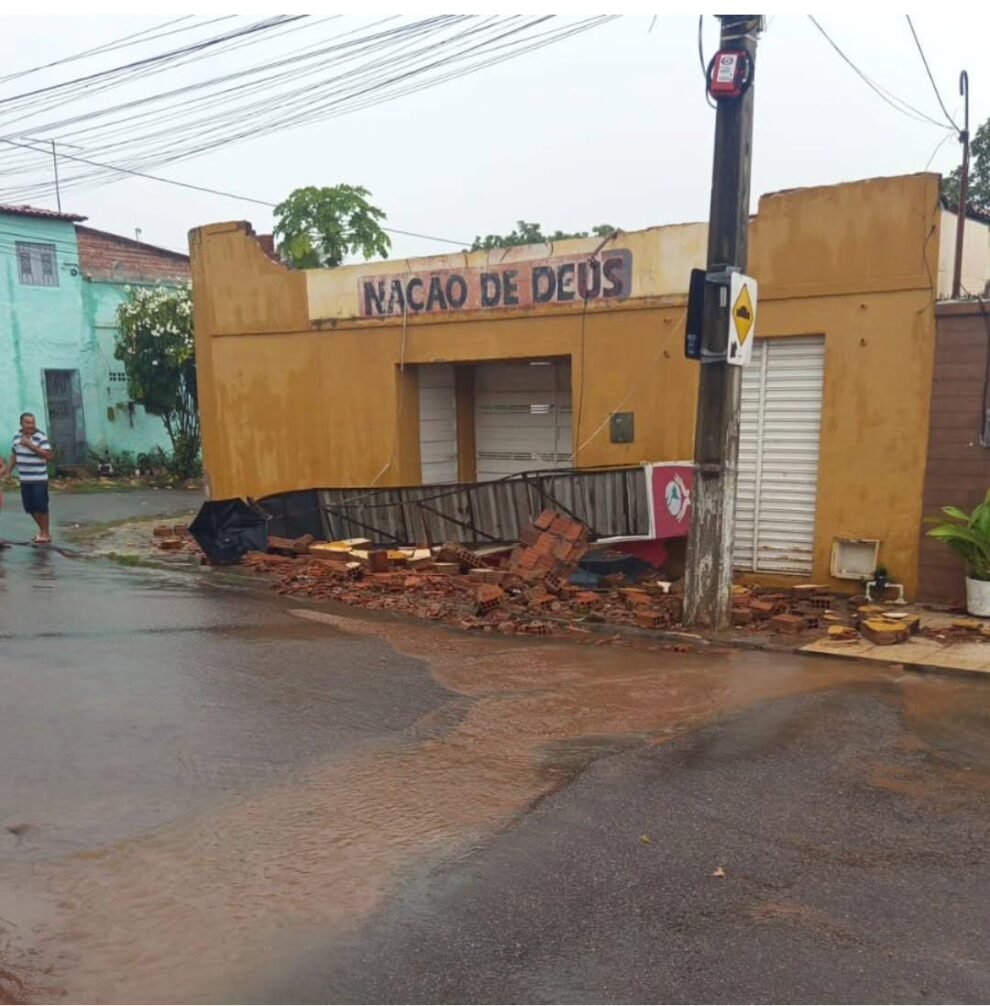 fachada-de-igreja-evangelica-desaba-apos-fortes-chuvas-na-cidade-de-crato,-no-ceara
