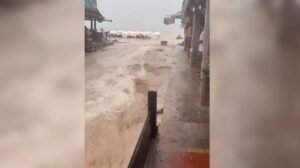 chuva-intensa-provoca-alagamentos-e-correnteza-em-ruas-da-vila-de-jericoacoara,-no-ceara