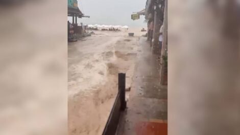 chuva-intensa-provoca-alagamentos-e-correnteza-em-ruas-da-vila-de-jericoacoara,-no-ceara