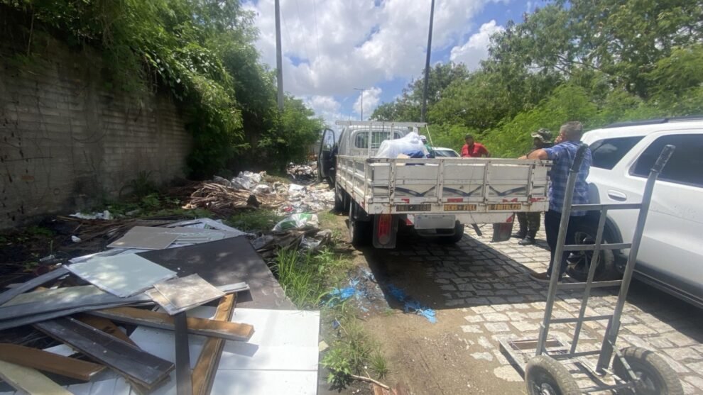 agefis-apreende-caminhonete-por-descarte-irregular-de-residuos-no-bairro-cajazeiras,-em-fortaleza