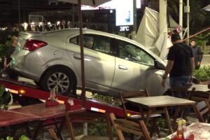 motorista-perde-controle-do-carro-e-invade-barraca-de-praia-na-beira-mar-de-fortaleza