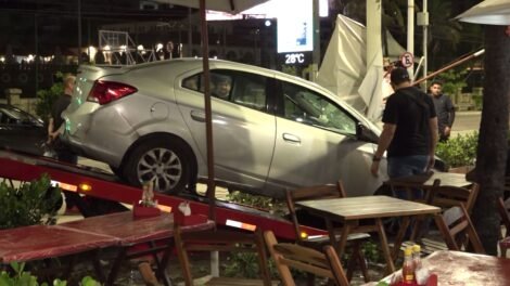 motorista-perde-controle-do-carro-e-invade-barraca-de-praia-na-beira-mar-de-fortaleza