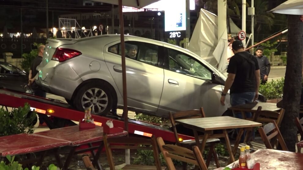 motorista-perde-controle-do-carro-e-invade-barraca-de-praia-na-beira-mar-de-fortaleza