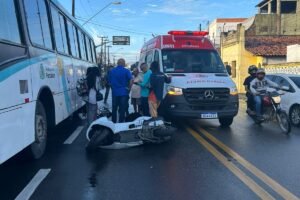 policial-militar-cai-de-moto-e-sofre-fratura-apos-ser-atingida-por-onibus-em-fortaleza