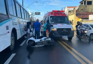 policial-militar-cai-de-moto-e-sofre-fratura-apos-ser-atingida-por-onibus-em-fortaleza