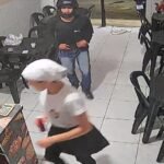 criminoso-armado-invade-pizzaria-e-assalta-funcionaria-e-cliente-em-caucaia