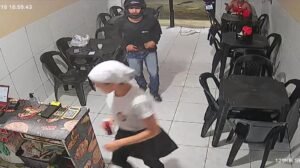 criminoso-armado-invade-pizzaria-e-assalta-funcionaria-e-cliente-em-caucaia