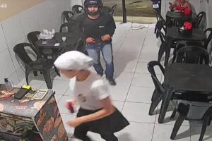 criminoso-armado-invade-pizzaria-e-assalta-funcionaria-e-cliente-em-caucaia
