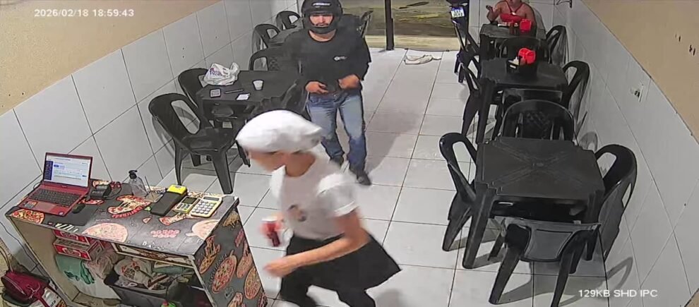 criminoso-armado-invade-pizzaria-e-assalta-funcionaria-e-cliente-em-caucaia