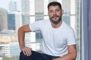 evaristo-costa-rebate-comentario-homofobico-de-seguidora-nas-redes-sociais