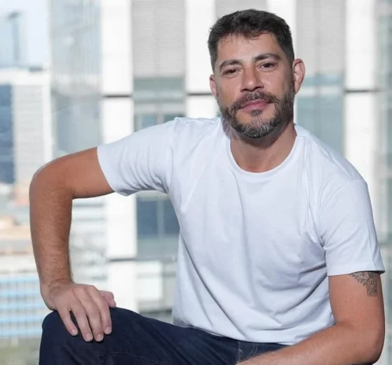 evaristo-costa-rebate-comentario-homofobico-de-seguidora-nas-redes-sociais