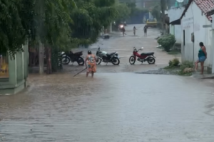 chuva-provoca-alagamentos-em-ruas-e-causa-transtornos-em-caninde,-no-interior-do-ceara
