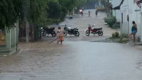 chuva-provoca-alagamentos-em-ruas-e-causa-transtornos-em-caninde,-no-interior-do-ceara