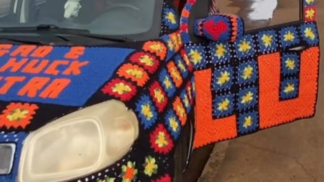 artesa-de-goias-cobre-carro-com-croche-e-ganha-destaque-na-web