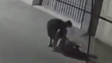 camera-flagra-mulher-sendo-agredida-pelo-companheiro-em-rua-de-fortaleza