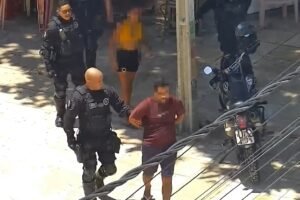 homem-e-preso-em-barraca-de-praia-por-furto-de-carro-em-fortaleza;-confira-o-video