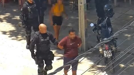 homem-e-preso-em-barraca-de-praia-por-furto-de-carro-em-fortaleza;-confira-o-video