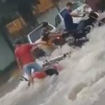 chuva-forte-com-ventania-arrasta-motos-em-rua-de-guaraciaba-do-norte,-no-ceara