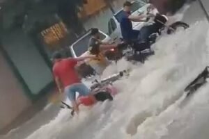 chuva-forte-com-ventania-arrasta-motos-em-rua-de-guaraciaba-do-norte,-no-ceara