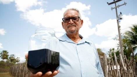 agricultor-cearense-faz-emprestimo-para-furar-poco-em-busca-de-agua-e-encontra-substancia-que-pode-ser-petroleo