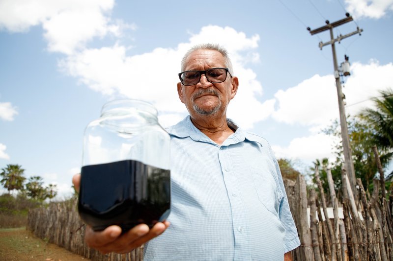 agricultor-cearense-faz-emprestimo-para-furar-poco-em-busca-de-agua-e-encontra-substancia-que-pode-ser-petroleo