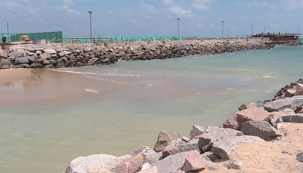 manchas-escuras-e-peixes-mortos-sao-registrados-por-frequentadores-da-orla-de-fortaleza