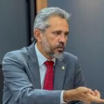 apos-acordo,-elmano-anuncia-reajuste-de-salario-e-vale-alimentacao-a-servidores-do-ceara