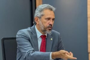 apos-acordo,-elmano-anuncia-reajuste-de-salario-e-vale-alimentacao-a-servidores-do-ceara