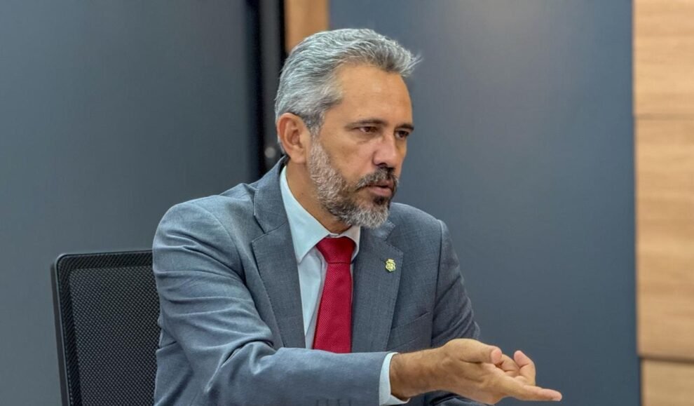 apos-acordo,-elmano-anuncia-reajuste-de-salario-e-vale-alimentacao-a-servidores-do-ceara